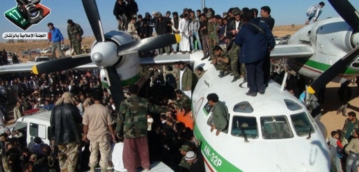 Libyjci obklopili letadlo které převáželo Kaddáfího syna.