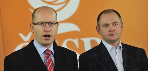 Představitelé sociální demokracie Bohuslav Sobotka (předseda, vlevo) a Michal Hašek (první místopředseda).