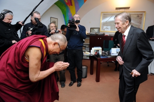 Tibetský duchovní vůdce dalajlama se setkal 10. prosince v Praze s exprezidentem Václavem Havlem. 