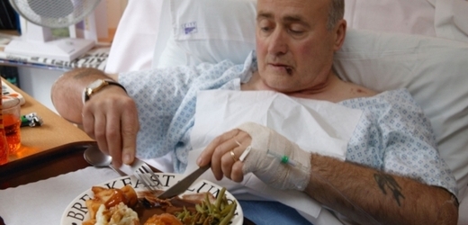 Pacientni od letošního prosince platí za den pobytu v nemocnici stokorunu, příspívají tak mimo jiné i na svou stravu (ilustrační foto).