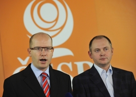 Představitelé ČSSD Bohuslav Sobotka (předseda, vlevo) a Michal Hašek (první místopředseda).