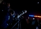 Chlapec v Pekingu pozoruje teleskopem zatmění měsíce.