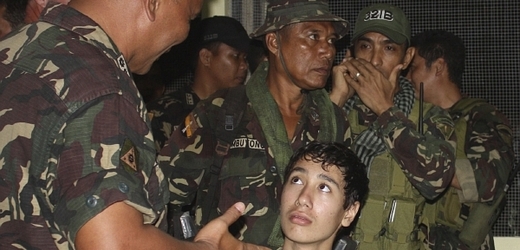 Kevin Lunsman hovoří s filipínským vojákem po svém útěku ze zajetí.