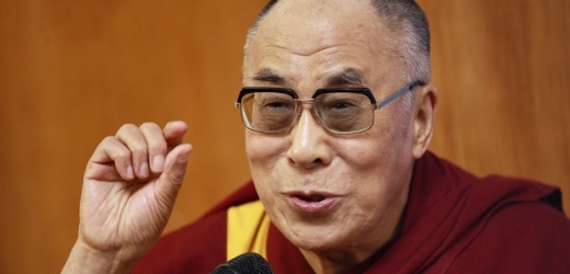 Dalajlama při přednášce na Filozofické fakultě.