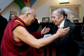 Dalajlama se v sobotu sešel s exprezidentem Václavem Havlem.