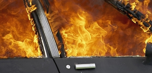 V autě bylo nalezeno ohořelé tělo (ilustrační foto).