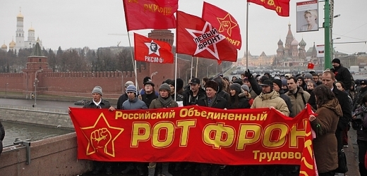 Lidé v Moskvě protestující proti volbám nesli mimo jiné vlajku s nápisem Rudá fronta a vykřikovali protiputinovská hesla.