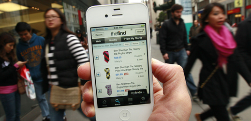 Aplikace v mobilních telefonech pomáhají i s předvánočními nákupy (ilustrační foto).
