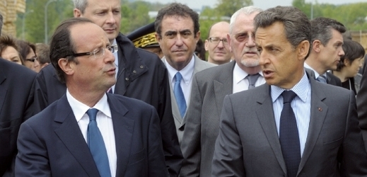 Socialistický kandidát François Hollande (vlevo) by v Elysejském paláci mohl vystřídat prezidenta Nicolase Sarkozyho.