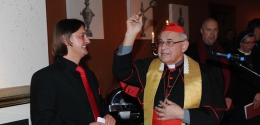 Kardinál Vlk žehná restauraci, vlevo Jan Mužátko.