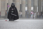 Čtrnáctého června byl v Německu deštivý den. Muž v kostýmu Dartha Vadera z Hvězdných válek čeká před Braniborskou bránou v Berlíně na turisty, kteří se s ním budou chtít vyfotografovat.