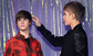 Mladičkému kanadskému zpěvákovi Justinu Bieberovi se zřejmě nelíbí účes jeho voskového dvojníka, a tak se rozhodl mu jej trochu poupravit. Snímek je z 15. března.