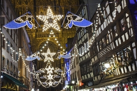 Vánočně nasvícený trh ve Štrasburku pod katedrálou Notre-Dame.