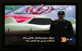 Iránská propaganda si na zadržení amerického špionážního letounu smlsla.