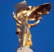 Pozoruhodné je, že socha Nijazova stojí na mobilním podstavci a otáčí se za sluncem.