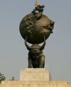 Návštěvníky Ašchabadu zaujala socha býka, který na rozích nese alegorické znázornění Nijazovova osudu: žena zaklíněná v zemské puklině zdvíhá k nebi zlaté děťátko (Nijazovova matka zahynula při zemětřesení v roce 1948).