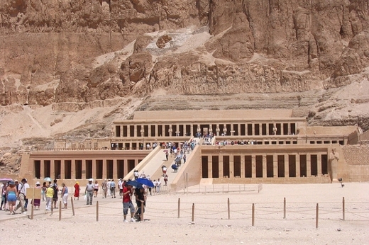 Turisté mají jezdit po památkách, chlastat můžou doma, soudí mnozí islamisté. Chrám Hatšepsut v Luxoru.