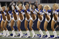 Půvabné roztleskávačky ragbyového týmu Dallas Cowboys povzbuzují své hráče během zápasu s New York Giants. Ti ovšem nakonec v texaském Arlingtonu zvítězili 37:34. (Foto: profimedia.cz)