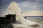 Obrovské vlny se tříští o maják Porthcawl v jižním Walesu během silného větru a deště, které zasáhly jihozápad Velké Británie. (Foto: ČTK/AP)