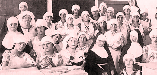Celibát před sto lety držely v českém školství nejen  jeptišky (na snímku ve škole pro hospodyně), nýbrž  všechny ženy učitelky.