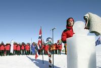 Norský premiér Jens Stoltenberg při oslavách odhalil bustu Roalda Amundsena.