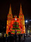 V australském Melbourne vyzdobili historickou St. Paul's Cathedral pomocí světelné projekce. Památka teď září různými barvami a barevnými obrázky a ještě dlouho bude - až do 25. prosince.