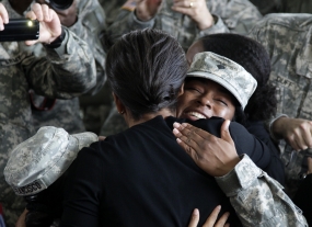 S příslušníky amerických jednotek se vítala i Michelle Obamová.