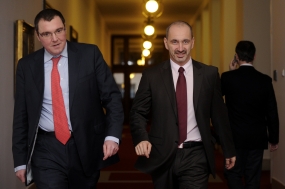 Večerního jednání vlády se účastnil i guvernér centrální banky Miroslav Singer (vlevo) ministr průmyslu a obchodu Martin Kuba..