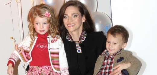 Andrea Verešová s dcerou Vanesskou a synem Danielem.