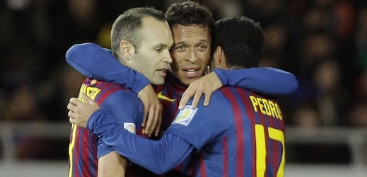 Fotbalisté Barcelony: (zleva) Iniesta, Adriano, Pedro.