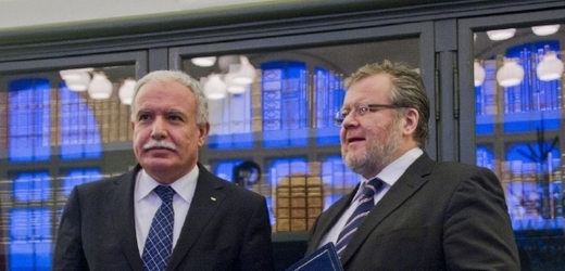 Ministři zahraničí Rijád Málikí (vlevo) a Össur Skarphedinsson v Reykjavíku.