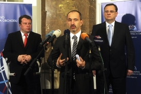 Martin Kuba při jmenování do čela ministerstva průmyslu a obchodu, kde vystřídal Martina Kocourka (vlevo).