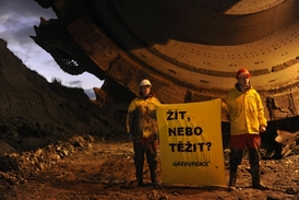 Proti prolomení těžebních limitů často protestují ekologové. Například na severu Čech by totiž musela další těžbě hnědého uhlí ustoupit řada obcí.