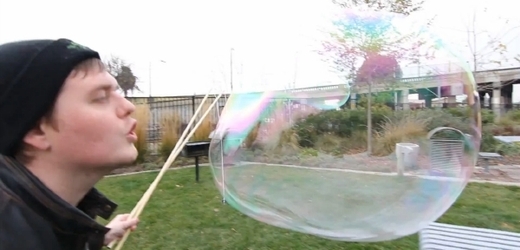 Opravdu obrovské bubliny může vyrobit každý.