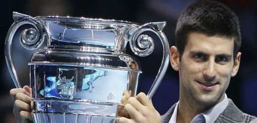 Novak Djokovič s trofejí pro nejlepšího tenistu sezony.