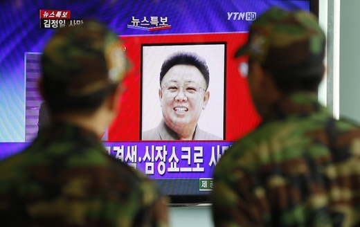 Jihokorejští vojáci v Soulu sledují zprávy o Kim Čong-ilově úmrtí.