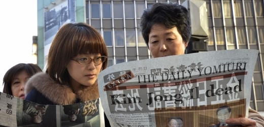 Japonky čtou v Tokiu speciální vydání novin ke Kim Čong-ilově smrti.