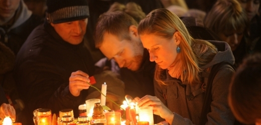 Lidé zapalovali svíčky za zesnulého prezidenta Václava Havla.