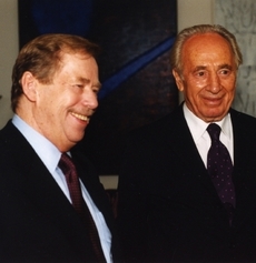 Šimon Peres v minulosti několikrát vystoupil na výroční konferenci Forum 2000 pořádané Havlovou nadací.