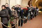 Lidé stojí ve frontě, aby se mohli poklonit u rakve (Foto: Lucie Pařízková).