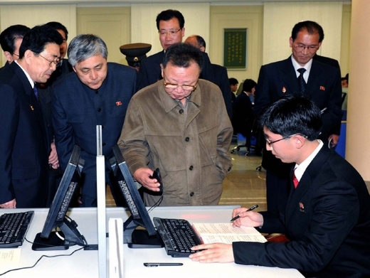 Kim Čong-il koukající na počítačovou myš.