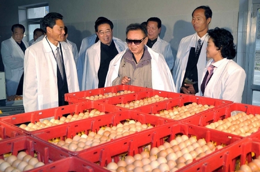 Kim Čong-il koukající na vejce.