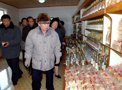 Kim Čong-il koukající na alkohol.