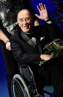 Václav Zítek na snímku z 28. března 2008 přebírá Cenu Thálie 2007 za celoživotní mistrovství v opeře.