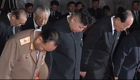 Otce by měl nahradit Kim Čong-un (uprostřed). Těžko říct, jak pevně.