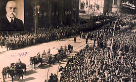 Masaryk na lafetě. Smuteční průvod Prahou 21. září 1937. Dobová pohlednice.