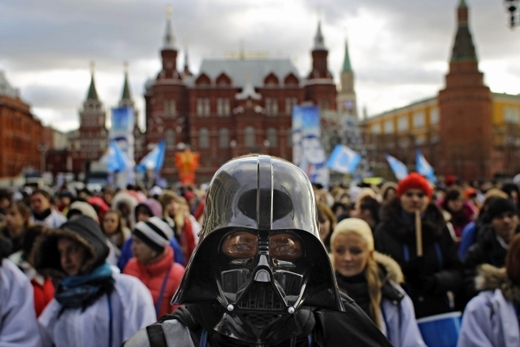 Kreml coby impérium à la Hvězdné války? Manifestant však nedemonstruje proti Putinovi, ale za něj.