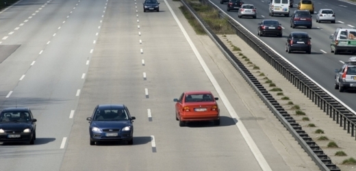 Švýcar jel v květnu po rychlostní silnici R10 v protisměru (ilustrační foto).