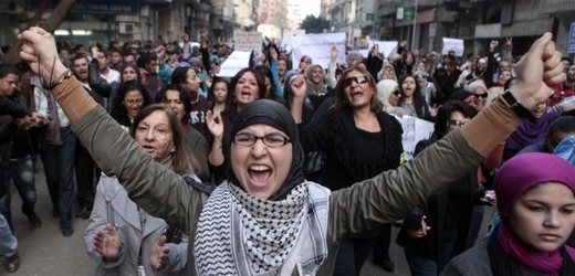 V ulicích Káhiry protestovaly také tisíce žen.