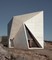 Geometrická kaple, Španělsko. Stavba ve Valleaceronu kombinuje těžkost a váhu betonu s křehkostí papírového origami. Dekor vysoce minimalistického interiéru symbolicky doplňuje jednoduchý kříž. (Foto: sancho-madridejos.com)